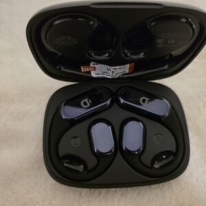 🌟🌟Black Wireless Earbuds with Charging Case🌟🌟
